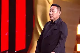 陈道明出席颁奖典礼，68岁的他全身臃肿，肚子大的像八个月的孕妇图片