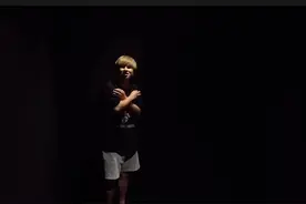 日本网红整活小能手！用“世上最黑的涂料”把自己和房间都涂了遍图片