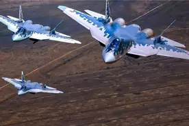 4架苏57编队出动！俄空天军高端战力下场参战，隐身战机轰炸基辅图片