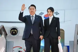韩国第一夫人这身黑衣白花造型火了！登上热搜后回国，穿西装超美图片