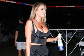 皮蓬前妻亮相活动，丝毫不惧媒体拍摄，自信展示魔鬼身材图片