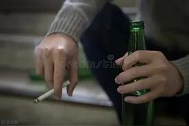 杨柳春风一杯酒，江湖夜雨十年灯。冷眼人生悲欢，写尽世间冷暖图片