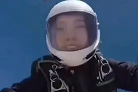她因翼装飞行去世，生前19秒视频曝光：女孩在空中露出奇怪的微笑图片
