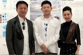 有一种作秀叫朱军老婆谭梅！晚宴化浓妆提6万包，这下原形毕露了图片