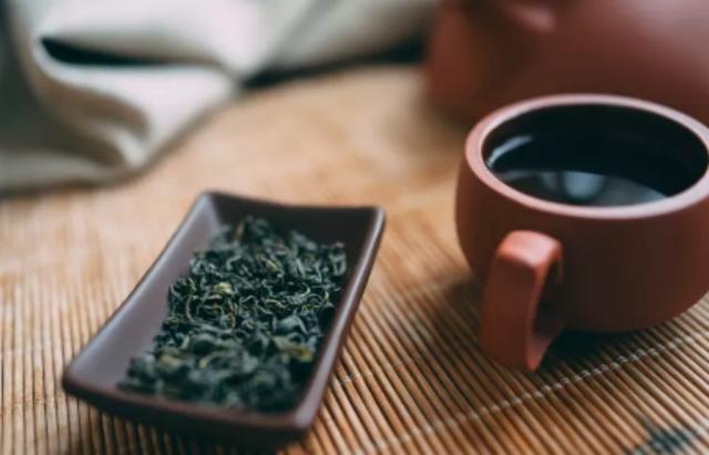 七月“苦夏”，大鱼大肉靠边站，这4杯茶“金不换”，消暑又养人