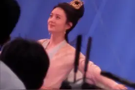 赵丽颖拍戏也不忘儿子！派豪车去冯绍峰处接儿子，想想活泼惹人爱图片