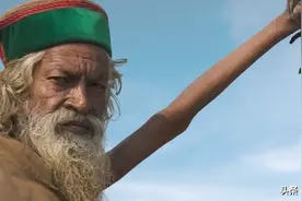 印度男子坚持举手52年，吃饭睡觉都不放下，如今身体成了这样图片