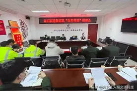 津石高速雾天实施压车带道，护送4万余辆车出行图片