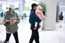 郑恺与妻子苗苗带孩子现身机场 一家三口幸福美好图片