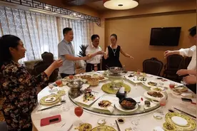 饭局上，从不主动敬酒的3种人，看似不懂礼貌，实际上都是聪明人图片