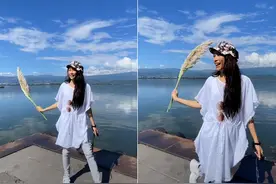 51岁莫文蔚近照曝光！手拿花穗湖边拍照接地气，皮肤紧致不见皱纹图片