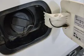 自己动手更换大众速腾油箱盖防丢绳图片