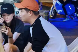 马頔李纯街边吃烧烤，穿情侣鞋贴头看手机，女方粉丝嫌男方配不上图片