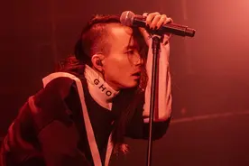 他是有嘻哈后中国最红的老师，因为声音特殊被Jony J看中图片