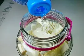 不放盐不要醋，不用煮不要晒，手把手教你泡酸笋，放两年都不坏图片