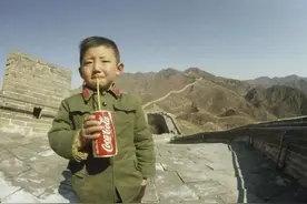 40年前小男孩喝可乐被摄影师拍下，如今男孩创建公司，照片重现图片