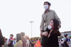 扛养父在肩头的张白鸽肾病未愈：您为我一生未娶，我还您老来无忧图片