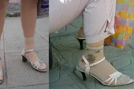 中年大妈常见的“土味穿搭”：丝袜+凉鞋、棒棒裤+塌塌鞋，太显老图片