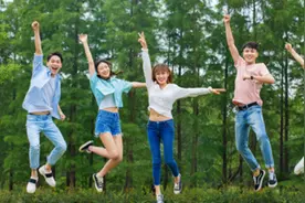 山东某大学男生和女生跑步，不料中途“翻车”，男生表示没脸见人图片