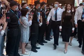 宋妍霏现身三亚某商场，路人们拿出手机拍照：“哇，好漂亮呀”图片