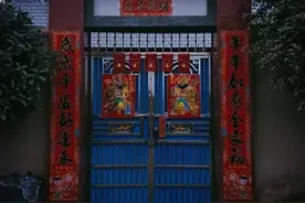 在农村，亲人去世的3年之内，为啥不能贴红对联？图片