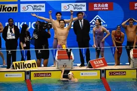 男女4×100米混合泳接力夺冠，徐嘉余一天连游两枪摘金图片