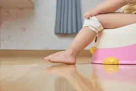 宝宝长时间不拉便便，到底是攒肚子还是便秘？图片
