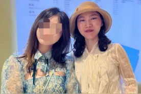 王俊凯母亲近照温柔优雅，手上鸽子蛋抢眼，精致打扮藏不住贵气图片