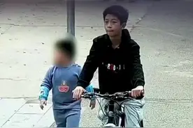 少年路遇迷路小孩带其找民警求助图片