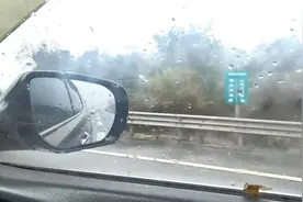 雨天跑高速车窗起雾，别傻傻只会开除雾，喵哥教你两招不起雾图片