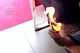 突然在手里烧起来了！吓得他把手机丢了，从沙发上弹起来图片