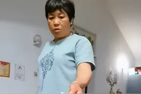 山东一儿媳弟弟结婚，婆婆拿1万存款帮衬随份子，一席话让人动容图片