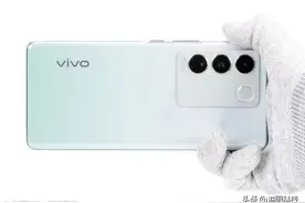 配备前后柔光灯的vivo S16 Pro图片
