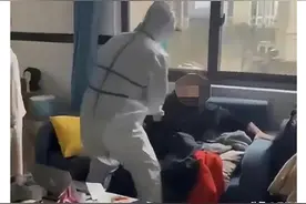 男子被时空密接，大白上门暴力拉人隔离，官方通报：已批评教育图片