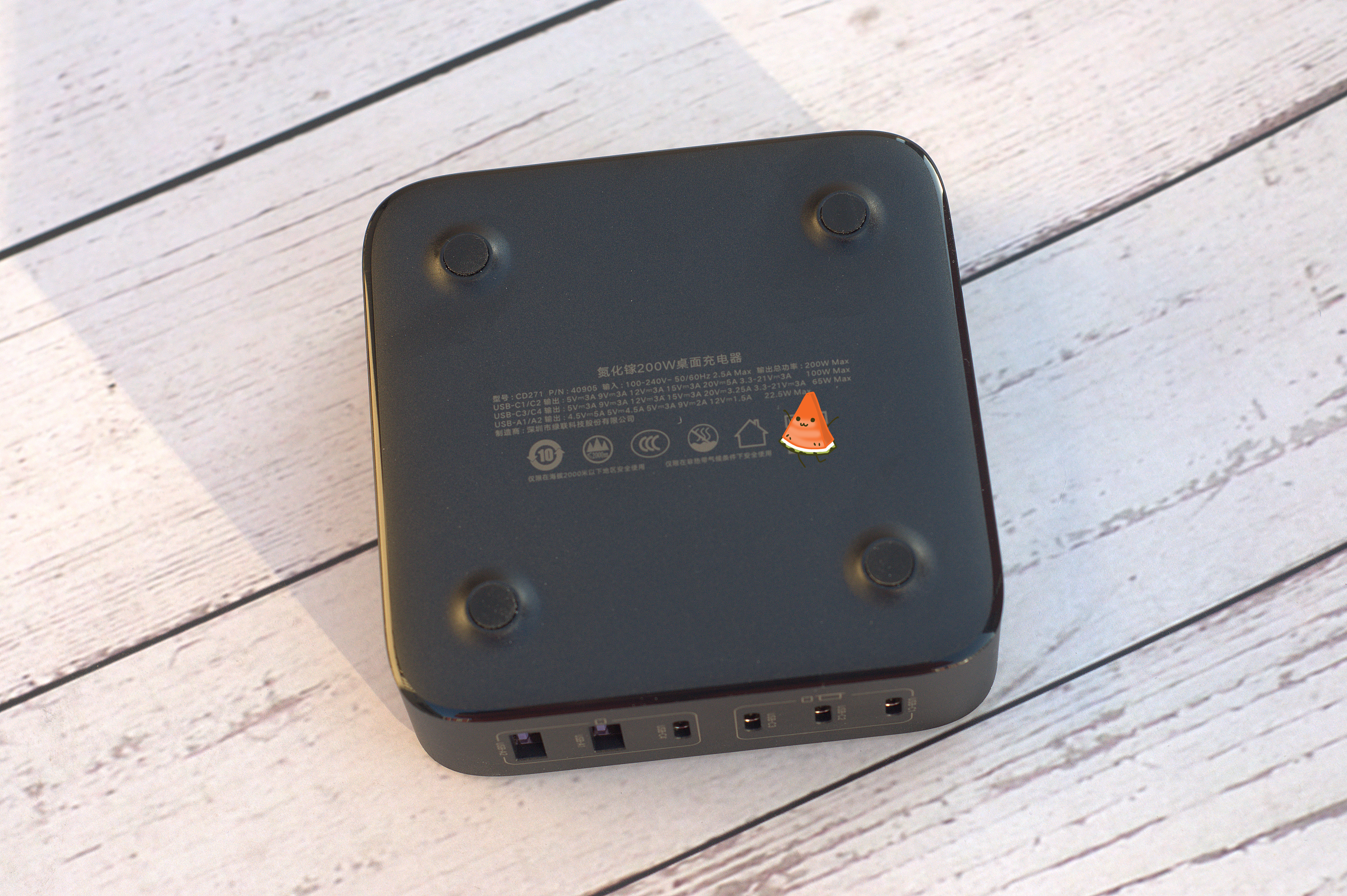 让桌面化繁为简，绿联200W氮化镓充电器就有这个魔法