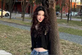 薛凯琪晒柿子树秋日随拍 牛仔裤搭露脐装又美又辣图片