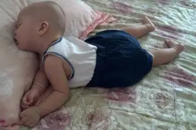 宝宝睡觉时“来回翻滚”，只是淘气吗？家长要发现真实“信号”图片