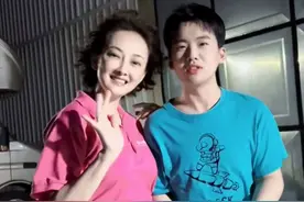 郭麒麟久违露面身形消瘦，神情疲惫面容憔悴，与牛莉搭肩关系亲密图片