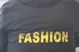 中国人衣服上恶俗的英文字图片