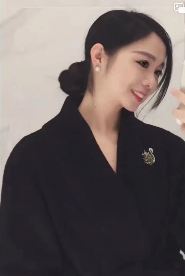 52岁周杰被曝恋情！女方晒暧昧记录戴鸽子蛋钻戒，年轻貌美身材佳