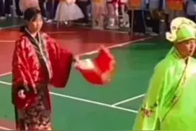 （视频）太原：小学运动会开幕式创意爆棚，舞龙舞狮、踩高跷、独轮车…都来啦!图片