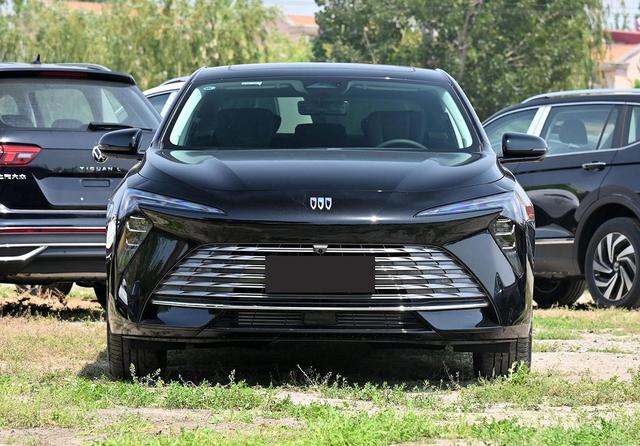 比君威还便宜！新款别克君越正式上市，两种动力，17.99万元起