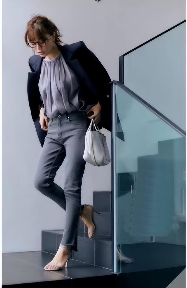 人人都说“灰色”高级，为什么一穿就灰头土脸？不懂这几点，必输