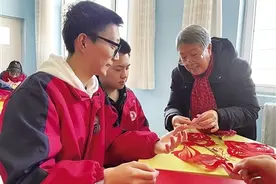 体验有趣的科学实验秀 探索航天的奥秘 让学生畅游在科学的海洋中图片