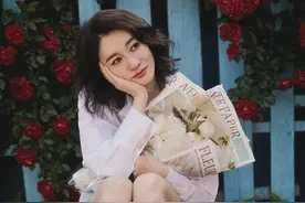 李小冉太凡尔赛！穿衬衫短裤骑单车秀身材，曲线完美却自嘲飞机场图片