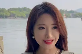 杭州37岁漂亮大姐与25岁男友领证，一脸窃喜，祝两口子百年好合图片