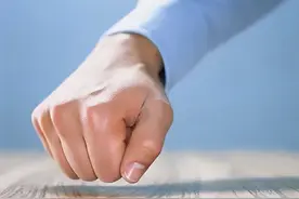为什么德国人高兴时敲桌子，表示赞同时也敲桌子？图片