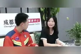 网友祝福：这就是缘分！汶川地震幸存女孩14年后义肢被卡求助消防员,最终收获爱情图片