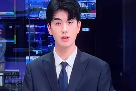 太帅了！00后男新闻主播爆红，网友：理解妈妈当年看康辉的心情了图片