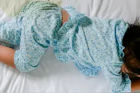 警惕！孩子小便出现这4种颜色，是身体在“求救”图片